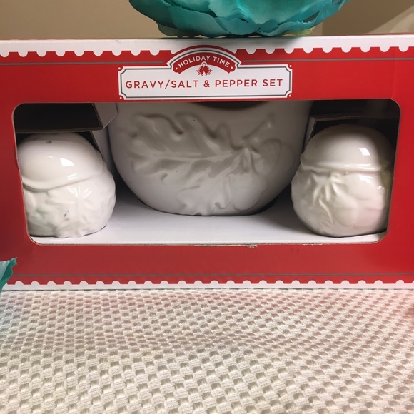 Other - Holyday time white Gravy/salt/pepper shaker set